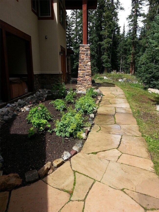 Building Photo - 870 Whispering Pines Cir
