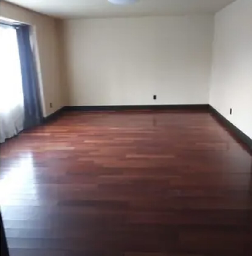 Hardwood flooring - 1338 Poplar St