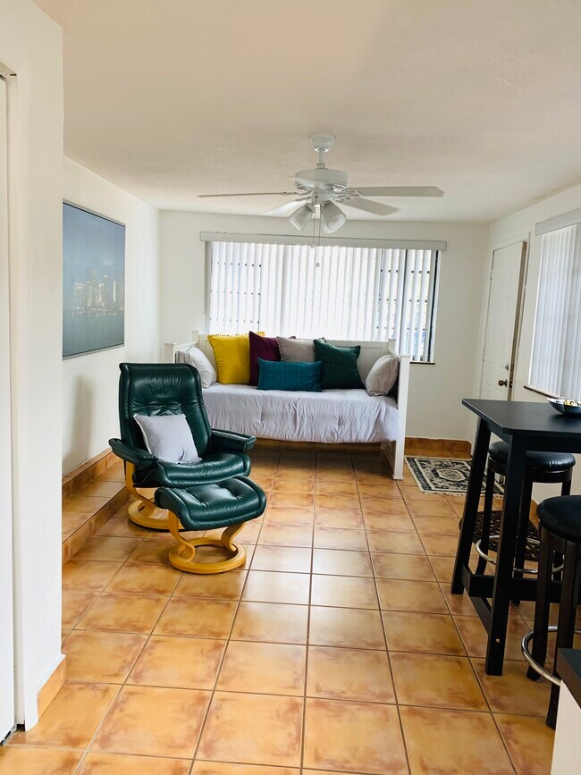 Cama de día y silla reclinable - 321 52nd SW Ave
