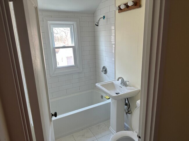 Foto del edificio - 242 Woodlawn Cir