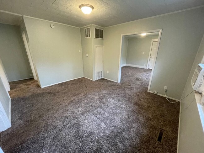 Building Photo - Charming 3 Bedroom House With A Garage