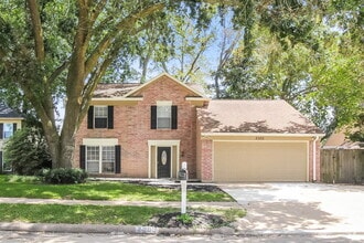 Building Photo - 2305 Parkview Dr