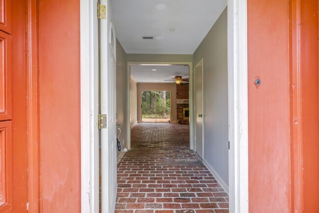 Foto del edificio - 81 Country Club Rd