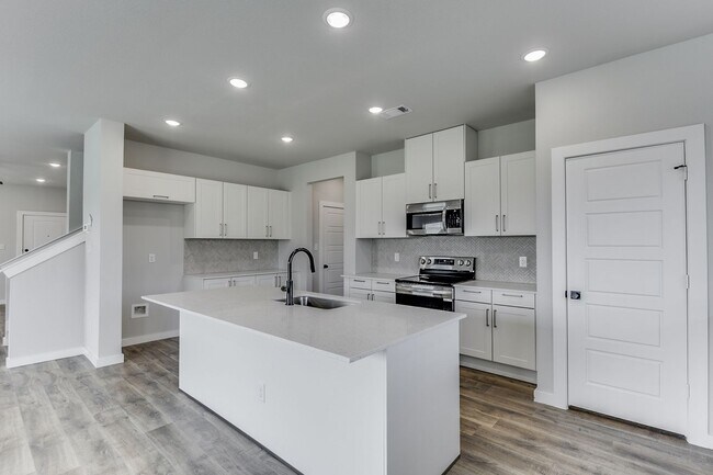 Foto del edificio - AVAILABLE NOW! LUXURIOUS TRIPLEX LOCATED ON 1-ACRE LOT IN MIDLOTHIAN, TX!