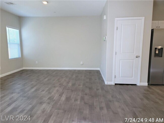 Foto del edificio - CHARMING TOWNHOME IN THE UP-AND-COMING COM...
