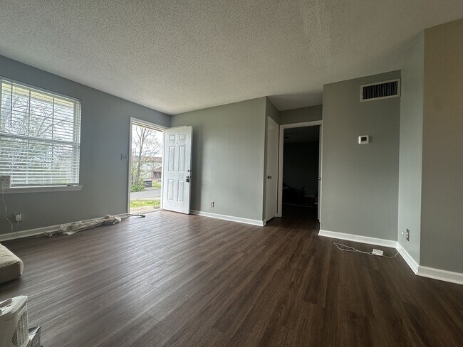 Foto del edificio - 361 Dupuis Dr