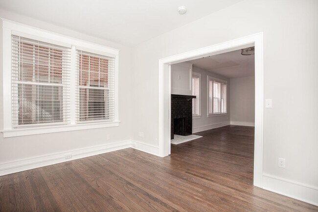 Foto del edificio - RENOVATED FROM TOP TO BOTTOM 2BD/1BATHS - ...