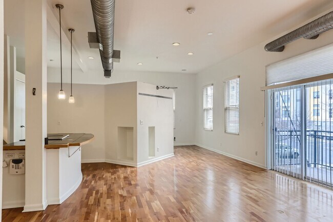 Foto del edificio - Bright & Spacious LoHi Condo- Available 8/10/26!
