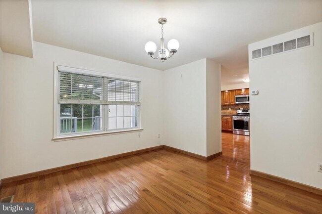 Building Photo - 806 Poplar Ct
