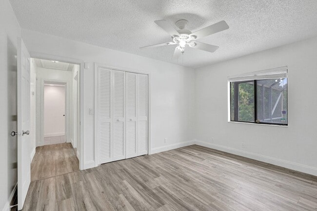 Foto del edificio - 5127 Woodstone Cir E