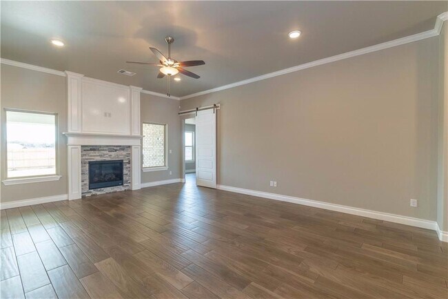 Foto del edificio - 4 Bedroom, 3.5 Bathroom Home in East Edmon...