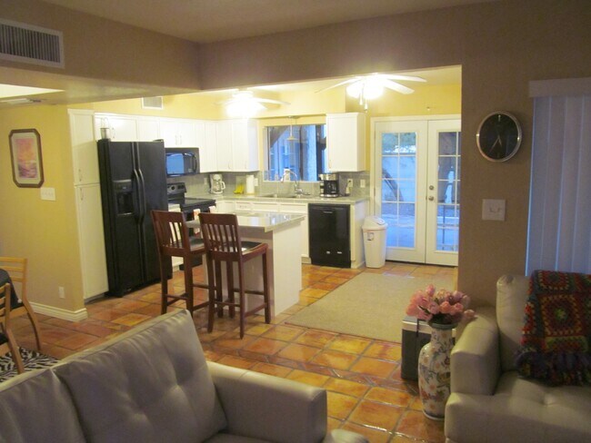Foto del edificio - 2BR/2BA HOME W/ 2 CAR GARAGE AND COMMUNITY POOL