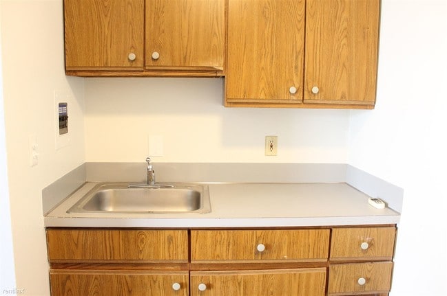 Building Photo - 1 br, 1 bath Apartment - 200 W. Marshall St.