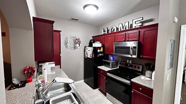 Foto del edificio - 1 Bed 1 Bath Condo in Gated Community with Balcony! Pet Friendly, Plenty Amenities, Easy Commute!