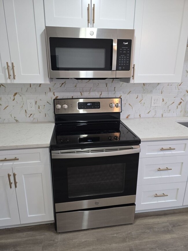 Building Photo - 2 Bed Garden Level Unit Available in Lakewood