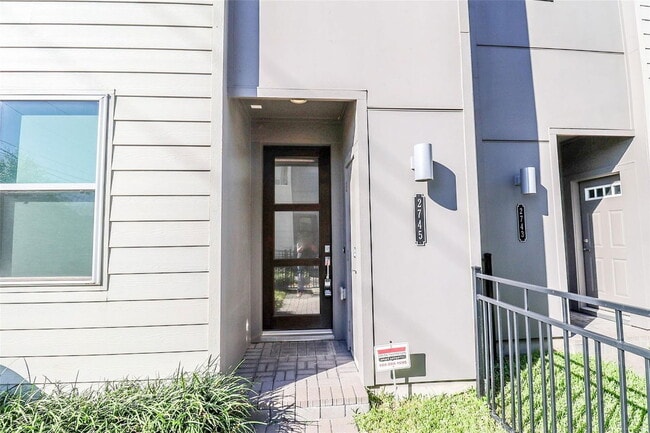 Foto del edificio - 2745 Clinton Dr