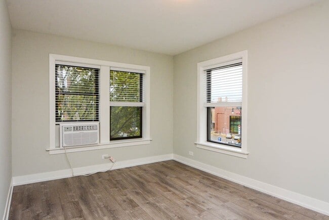 Building Photo - 712 W Brompton Ave