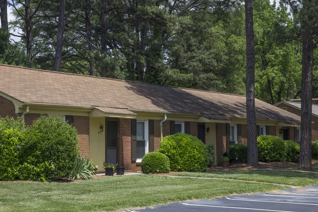 Exterior del jardín inglés - Cedar Greene Apartments
