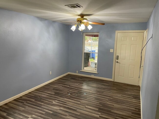 Building Photo - Newly Remodeled Southern Hills 4 Bedroom