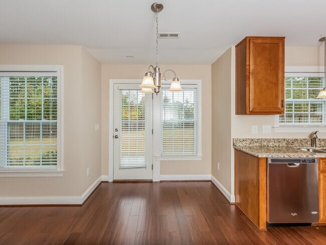 Foto del edificio - 601 Monterey Pine Dr