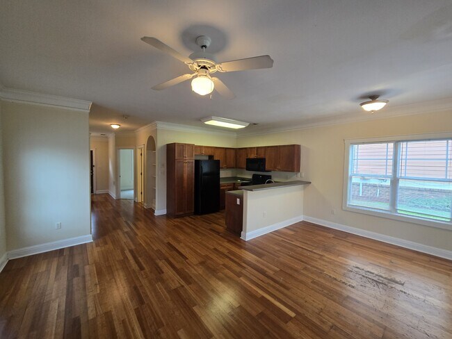 Building Photo - 2100 Lakeside Dr