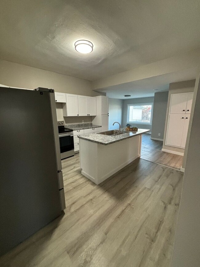 Building Photo - Newly Remodeled 4 Bedroom House
