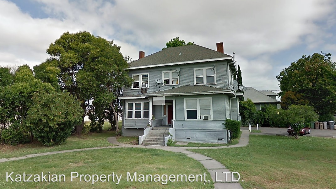 Primary Photo - 121 E Lockeford St