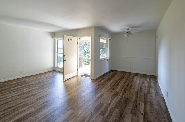 Foto del edificio - 5782 Clemson St
