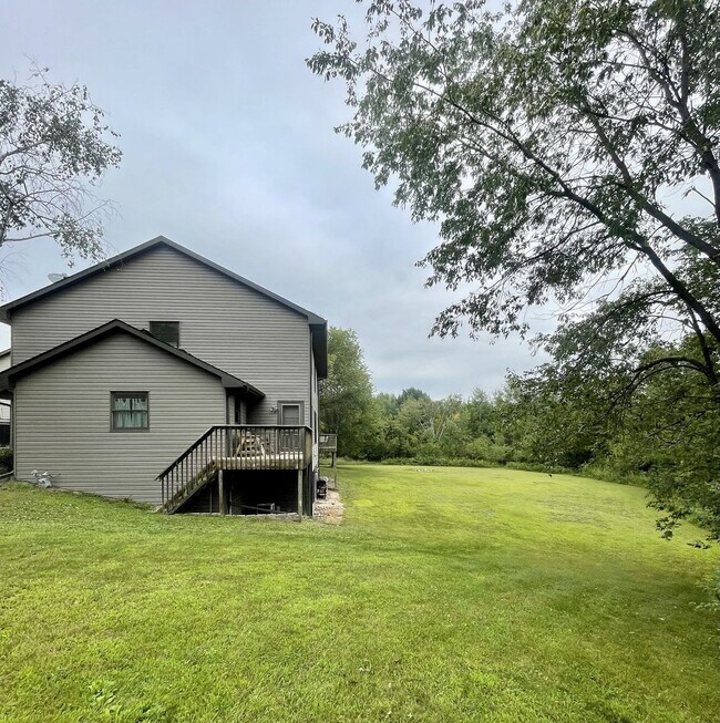 Building Photo - Spacious country Home on 13 acres