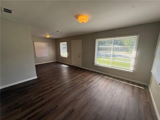 Foto del edificio - 3056 Pleasant Valley Rd