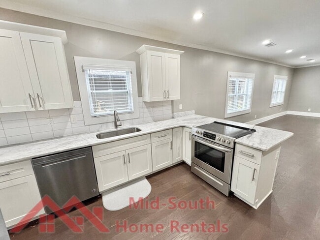 Building Photo - 1046 Tanglewood St