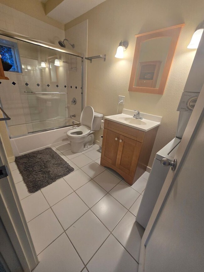 Building Photo - Beautiful ADU Unit Available ....