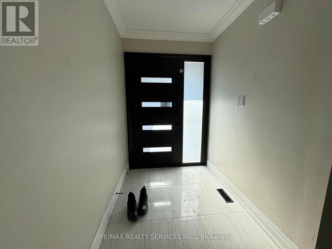 Building Photo - 52 Centre St N