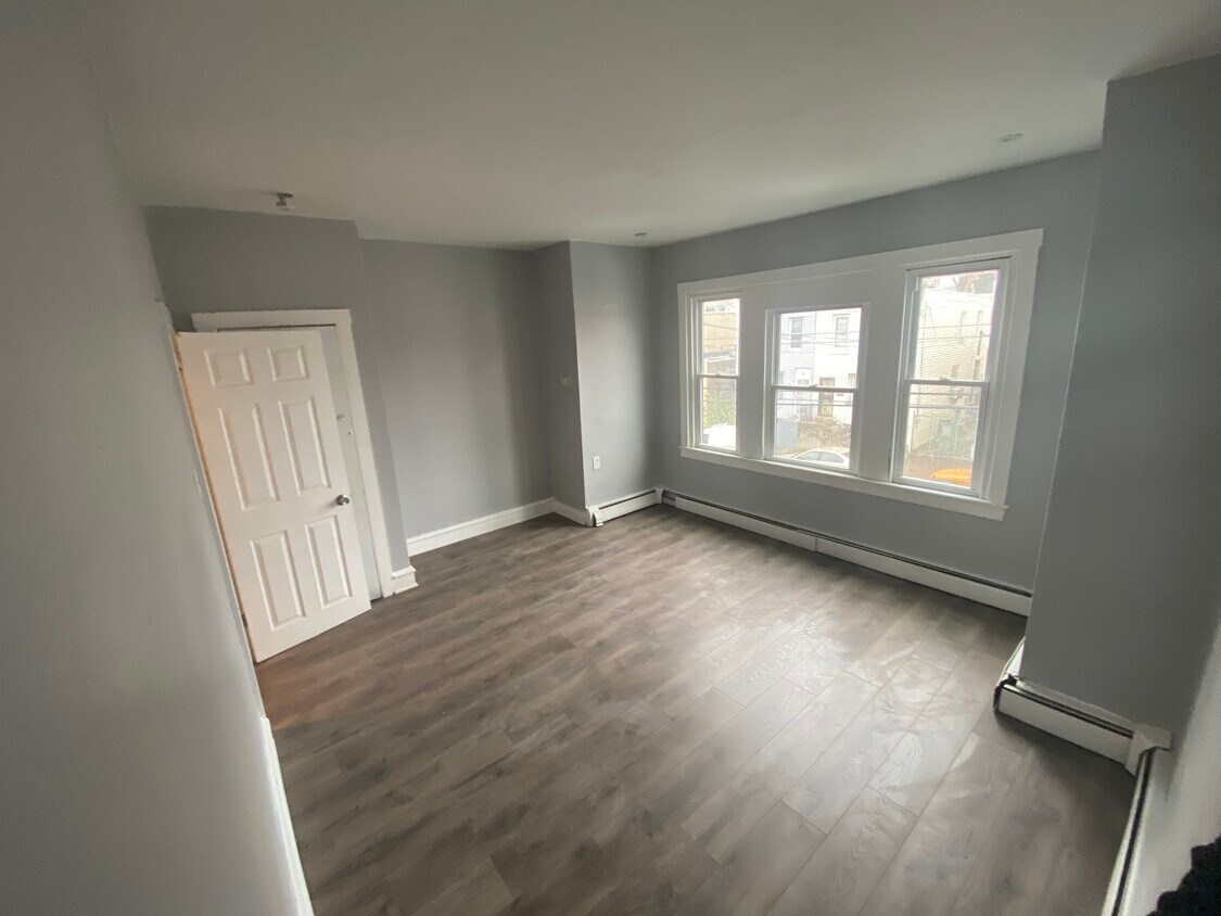 Master bedroom - 4500 N Front St