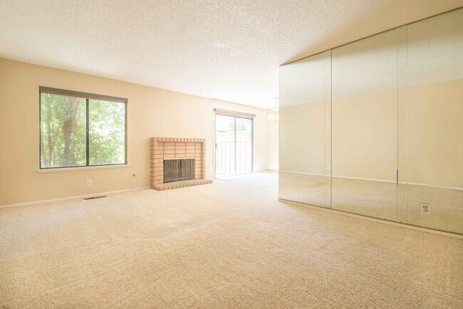 Foto del edificio - Excellent 3 Bed 2.5 Bath Town Home!