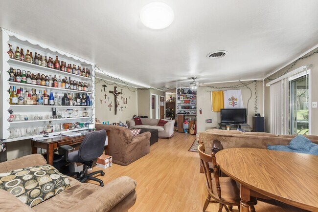 Foto del edificio - August Pre-Lease Available!! 3 Bed, 2 Bath with Huge Backyard and Covered Patio!