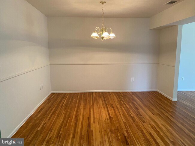 Building Photo - 501 Silver Ct