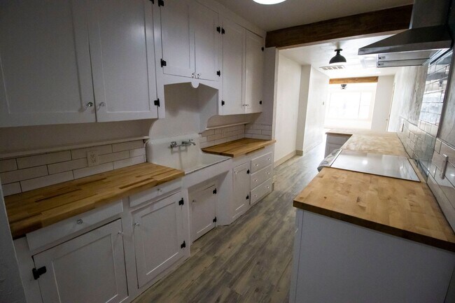 Building Photo - 2 bed near Plaza remodeled!