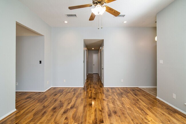 Building Photo - Charming 3 Bedroom Home
