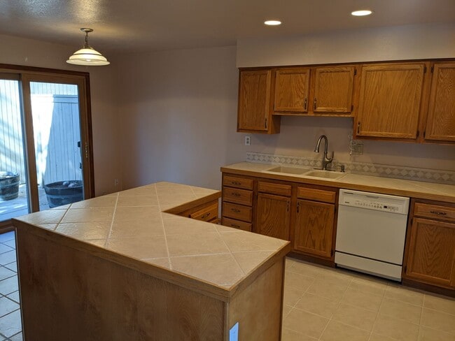 Building Photo - Stunning Golden Townhouse On Top of The World!