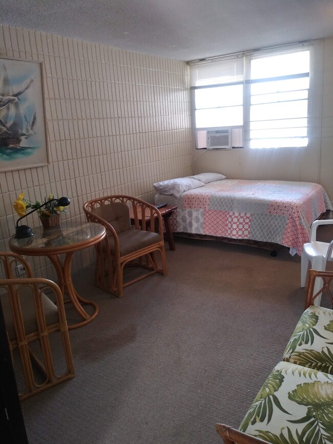 dining area and full sized bed - 1911 Kalakaua Ave