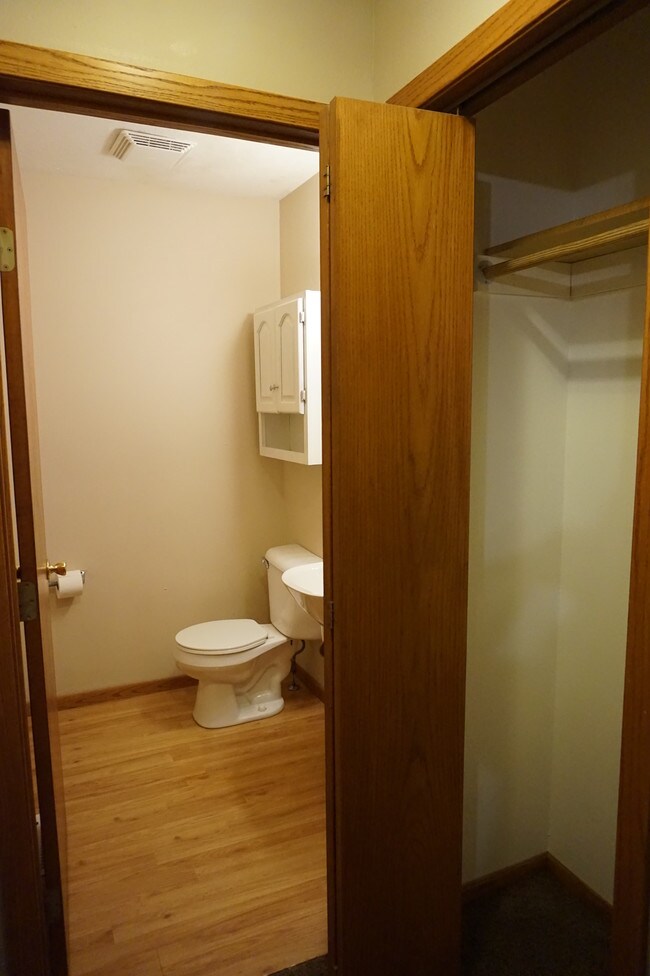 Tocador en la habitación, piso principal - 600 W 39th St