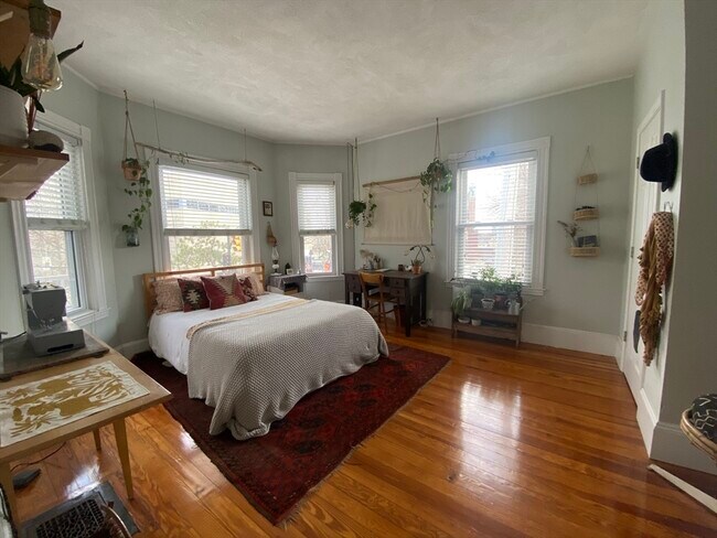 Building Photo - 410 Medford St