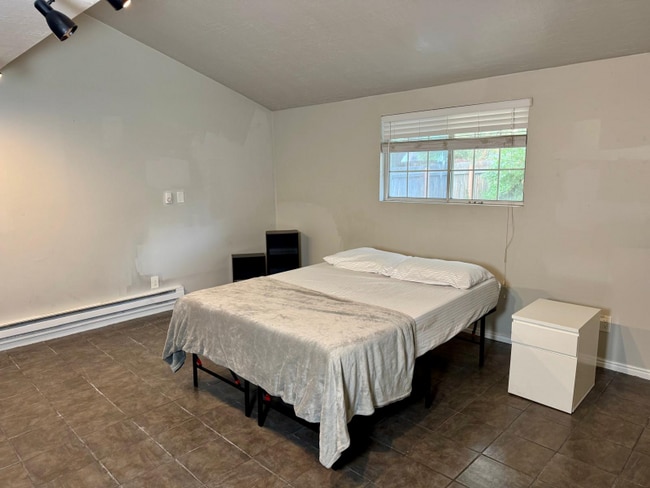 Building Photo - 546 E Delno Dr