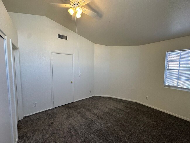 Building Photo - Pool and 4 bedrooms