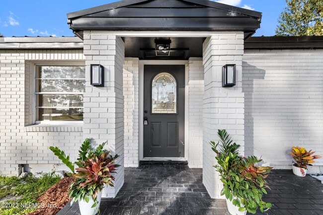 Building Photo - 5719 Heckscher Dr