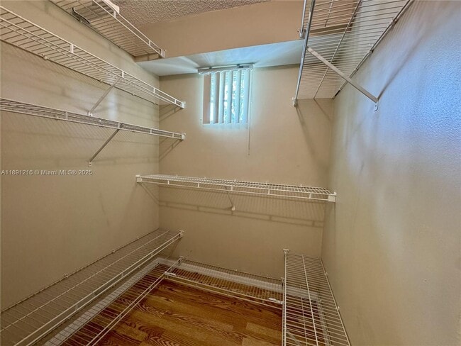 Foto del edificio - 2801 NE 185th St