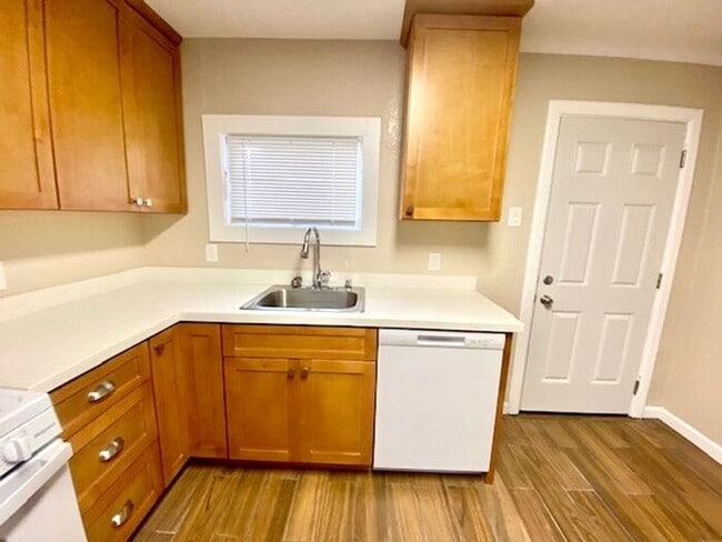 Building Photo - Beautifully Updated 2 Bed 1 Bath unit in R...
