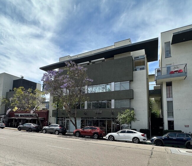 942 W Hawthorn EXT - 941 W Hawthorn St