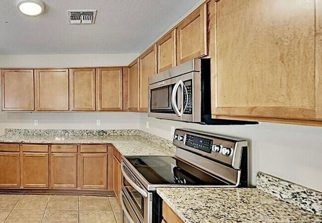 Building Photo - 4 Bedroom, 3 Bath Coming Soon!!